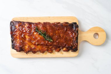 Barbekü soslu ızgara pirzola ve domuz pirzolası.