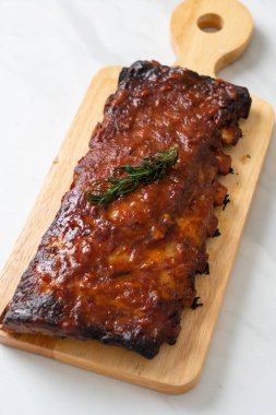 Barbekü soslu ızgara pirzola ve domuz pirzolası.