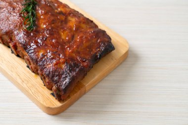 Barbekü soslu ızgara pirzola ve domuz pirzolası.