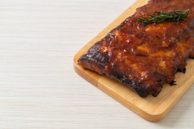 Barbekü soslu ızgara pirzola ve domuz pirzolası.
