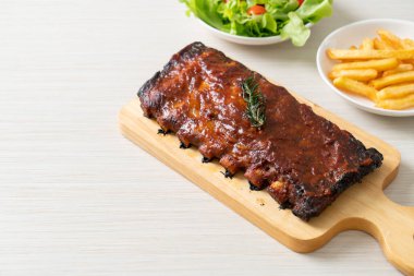 Barbekü soslu ızgara pirzola ve domuz pirzolası.