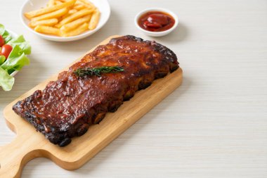 Barbekü soslu ızgara pirzola ve domuz pirzolası.