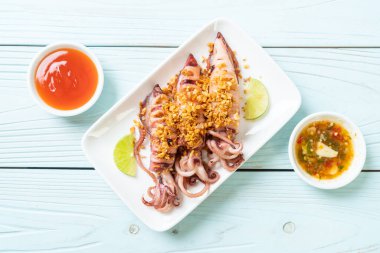 Sarımsaklı kızarmış kalamar - deniz ürünleri tarzı.