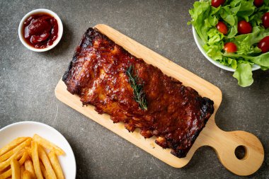 Barbekü soslu ızgara pirzola ve domuz pirzolası.