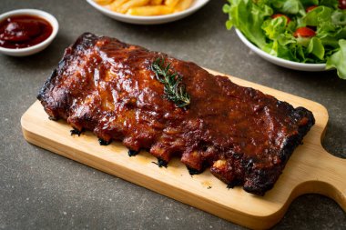 Barbekü soslu ızgara pirzola ve domuz pirzolası.