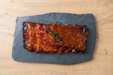 Barbekü soslu ızgara pirzola ve domuz pirzolası.