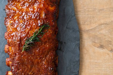 Barbekü soslu ızgara pirzola ve domuz pirzolası.