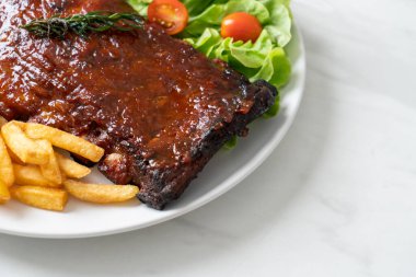 Barbekü soslu ızgara pirzola ve domuz pirzolası.