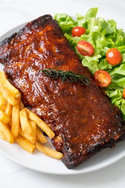 Barbekü soslu ızgara pirzola ve domuz pirzolası.