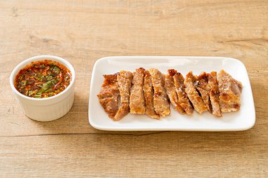 Izgara domuz boynu ya da Tayland baharatlı soslu kömür kaynayan domuz boynu.