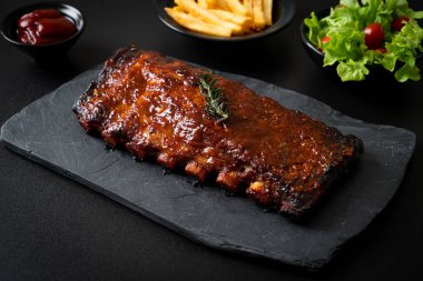 Barbekü soslu ızgara pirzola ve domuz pirzolası.