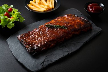 Barbekü soslu ızgara pirzola ve domuz pirzolası.