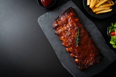 Barbekü soslu ızgara pirzola ve domuz pirzolası.