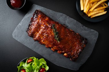 Barbekü soslu ızgara pirzola ve domuz pirzolası.