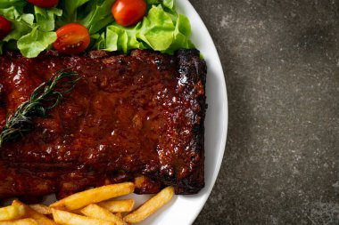 Barbekü soslu ızgara pirzola ve domuz pirzolası.