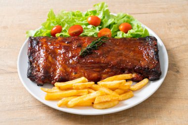 Barbekü soslu ızgara pirzola ve domuz pirzolası.