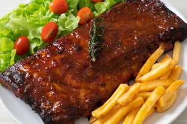 Barbekü soslu ızgara pirzola ve domuz pirzolası.