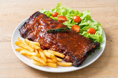 Barbekü soslu ızgara pirzola ve domuz pirzolası.