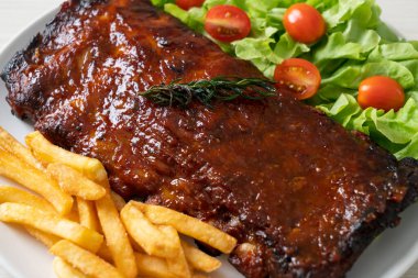 Barbekü soslu ızgara pirzola ve domuz pirzolası.