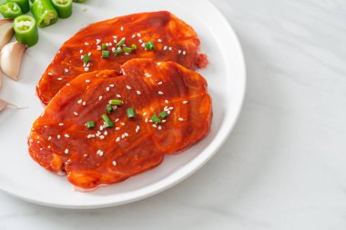 Kore usulü ızgara için baharatlı Kore ezmesiyle marine edilmiş domuz eti ya da taze domuz eti.