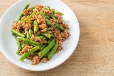 Kızarmış Fransız fasulyesi ya da kıymalı yeşil fasulye. Asya usulü.