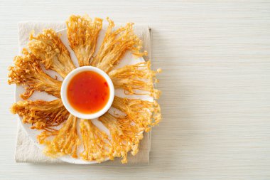 Kızarmış enoki mantarı ya da baharatlı soslu altın iğneli mantar - vejetaryen yemek tarzı.