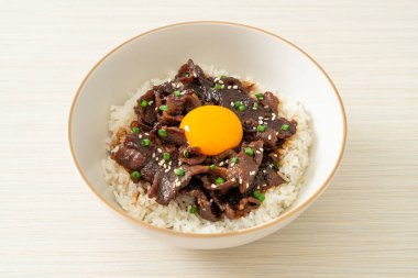Soya aromalı pilav veya Japon Pork Donburi kasesi - Asya yemeği tarzı