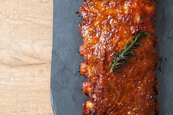 Barbekü soslu ızgara pirzola ve domuz pirzolası.