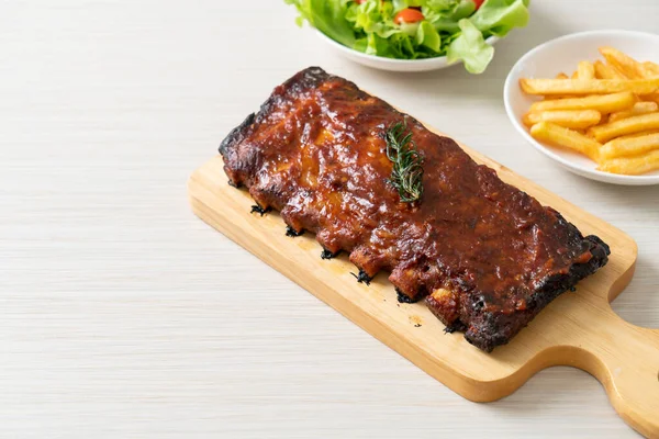 Barbekü soslu ızgara pirzola ve domuz pirzolası.