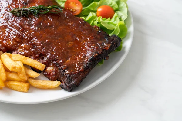 Barbekü soslu ızgara pirzola ve domuz pirzolası.