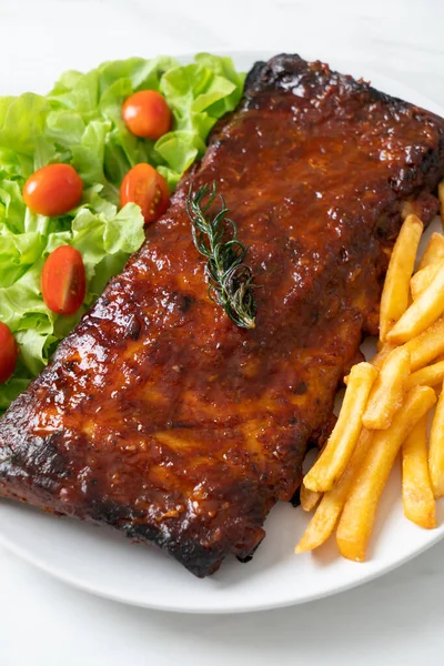 Barbekü soslu ızgara pirzola ve domuz pirzolası.