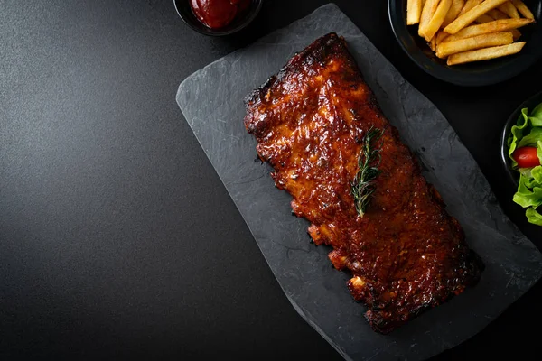 Barbekü soslu ızgara pirzola ve domuz pirzolası.