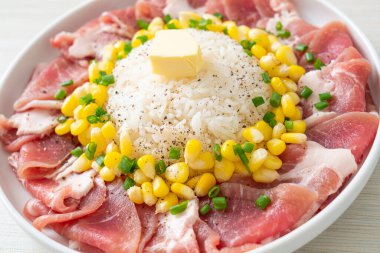 Pirinç ve mısırla dilimlenmiş taze domuz eti ve pişirmeye hazır.