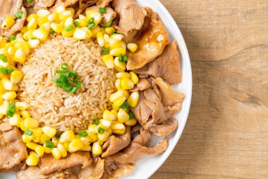 Domuz dilimli kızarmış pirinç ve Japon usulü mısır.