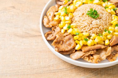 Domuz dilimli kızarmış pirinç ve Japon usulü mısır.