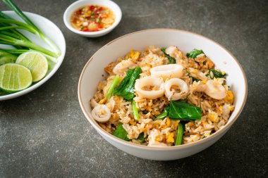 Kalamarlı ya da ahtapotlu pilav. Kalamar, yumurta ve lahana ile kızartılmış pirinç.