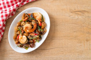 Karidesli haşlanmış deniz hıyarı Asya usulü.