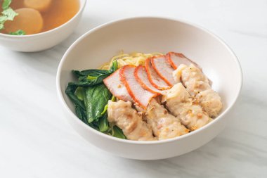 Barbekü Kırmızı Domuz eti ve Asya usulü Çorbalı Wonton Eriştesi.