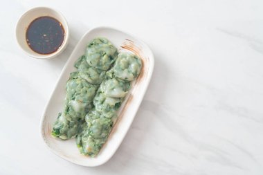 Soslu buğulanmış frenk soğanı. Asya usulü.