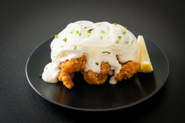 Kore usulü kremalı soğan soslu kar soğanı tavuğu ya da kızarmış tavuk.