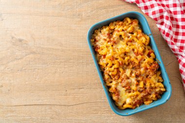 İtalyan usulü peynirli ev yapımı fırında makarna.