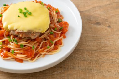 Hamburg ve peynirli spagetti domates sosu.