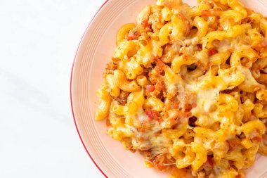 İtalyan usulü peynirli ev yapımı fırında makarna.