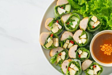 Vietnam köftesi dürümü veya Vietnam salatası dürümü veya Namnueng veya Nem Nuong - Asya yemeği tarzı