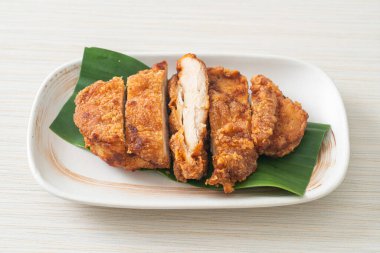 Yapışkan pirinç ve baharatlı tatlı soslu kızarmış tavuk.