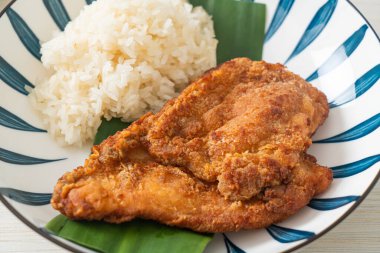 Yapışkan pirinç ve baharatlı tatlı soslu kızarmış tavuk.