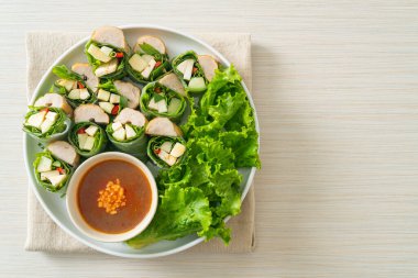 Vietnam köftesi dürümü veya Vietnam salatası dürümü veya Namnueng veya Nem Nuong - Asya yemeği tarzı