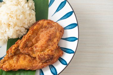 Yapışkan pirinç ve baharatlı tatlı soslu kızarmış tavuk.