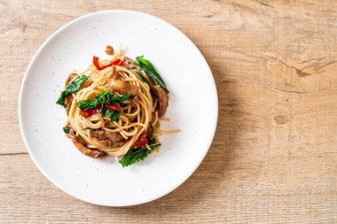 Tavuk ve fesleğenli kızarmış spagetti. Füzyon yemek stili.