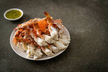 Baharatlı deniz ürünleri soslu haşlanmış mavi yengeç. Deniz ürünleri tarzı.